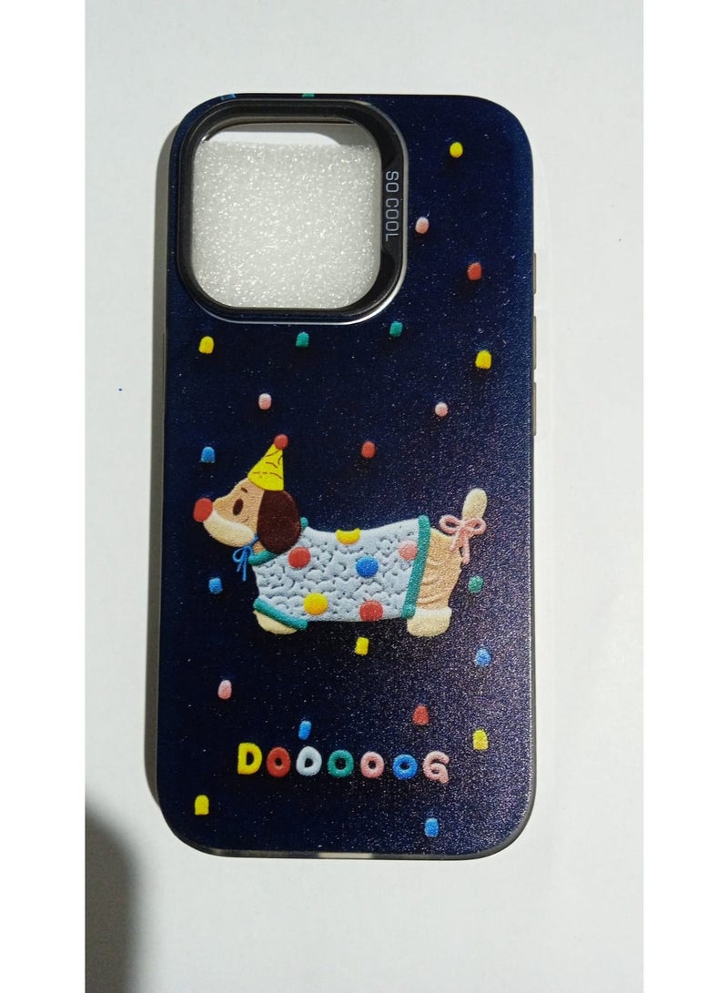 جراب هاتف آيفون  يتميز بتصميم مطرز جذاب لكلب من فصيلة "داكشوند" (Dachshund) يرتدي قبعة وملابس ملونة.متوافق مع ايفون 16 برو