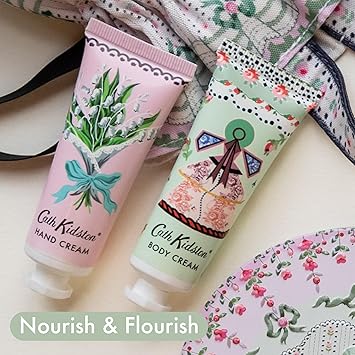 Cath Kidston كريم يد وكريم جسم كاث كيدستون 2x 30 مل مجموعة مرطبة غنية بزبدة الشيا هدية جمالية لها بحجم السفر خالية من القسوة وصديقة للنباتيين مجموعة الزهور البرية والنساء البرية - Image 3