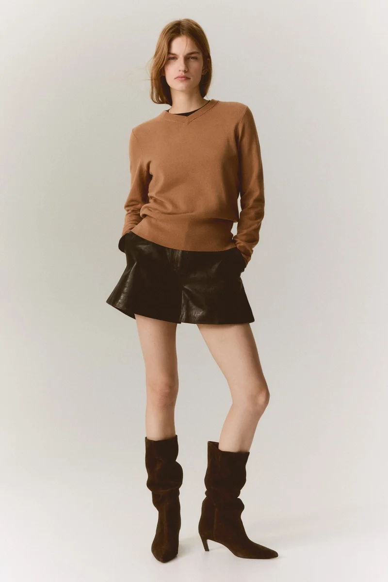 اتش اند ام كنزة بقبة على شكل V