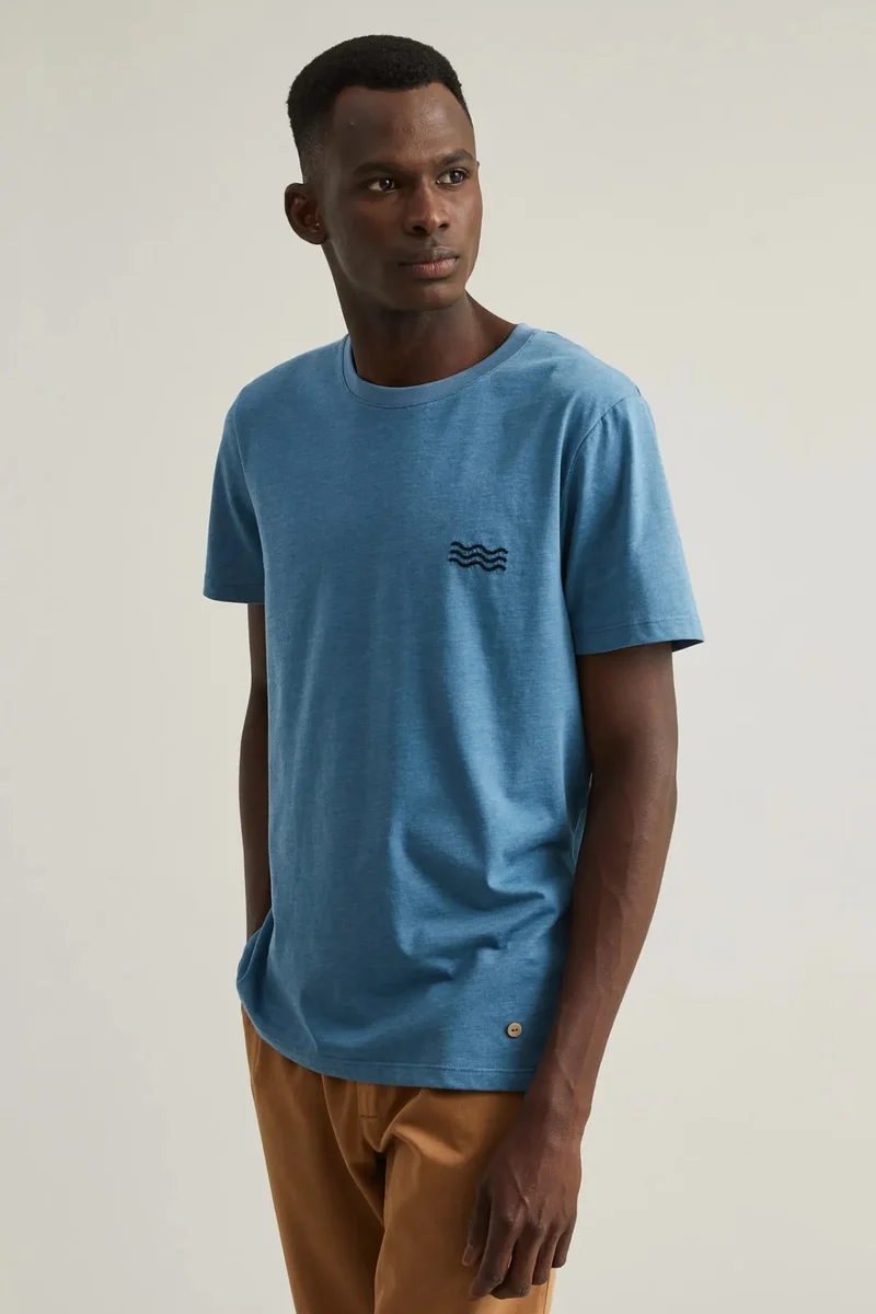 Arcy Waves - Embroidered Blue T-shirt with upcycled Oyster Shells