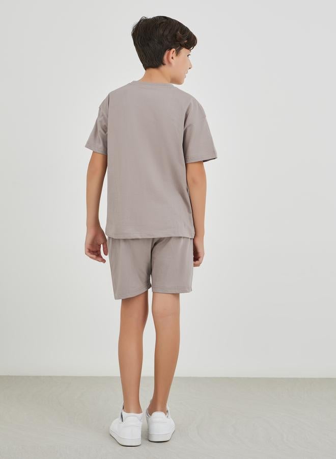 Styli Styli Boys Typography Print Oversized T-Shirt and Shorts Set  - Image 5