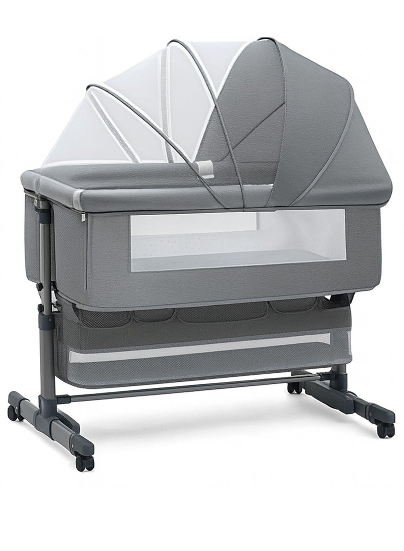 آسي بلاي سرير أطفال بعجلات، بثلاثة ارتفاعات قابلة للتعديل، سرير جانبي بميزة الإمالة لتخفيف الارتجاع، شبك قابل للتنفس، إطار خفيف من الألومنيوم، مساحة تخزين، وتصميم مناسب للسفر - Image 1