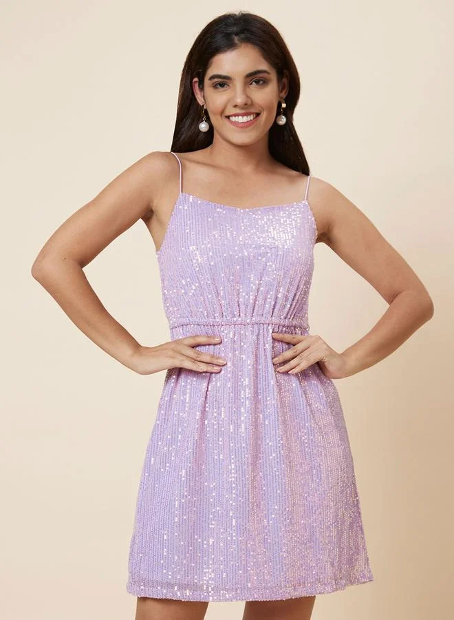 جلو باص فستان قصير مزين بحمالات وتطريز