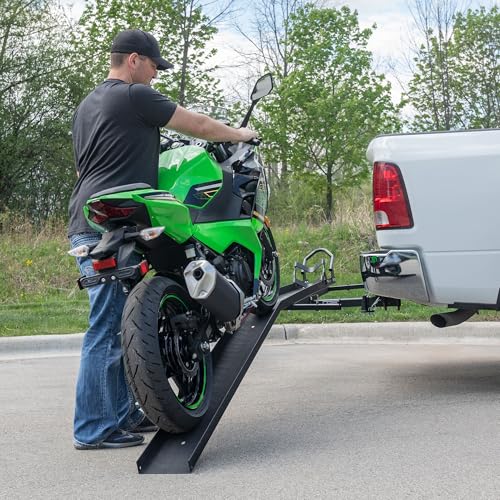 Black Widow حامل دراجات نارية من بلاك ويدو مصنوع من الفولاذ مع منحدر لمستقبل 2 بوصة، سعة 600 رطل - حامل دراجات نارية وسكوتر مثبت على المقطورة مع مسار مغطى بالحصى وجهاز مضاد للاهتزاز للسيارات الرياضية والشاحنات - Image 2