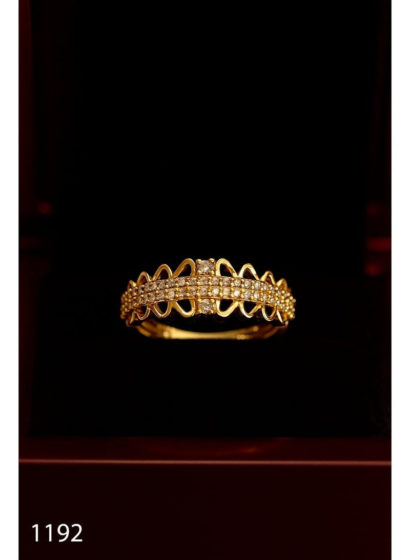 ثري دايموندز خاتم نسائي مطلي بالذهب عيار 18 قيراط - صفوف زركون مزدوجة بتصميم حافة دانتيل أنيق، لمسة نهائية ذهبية ملكية، إصدار محدود - Image 3