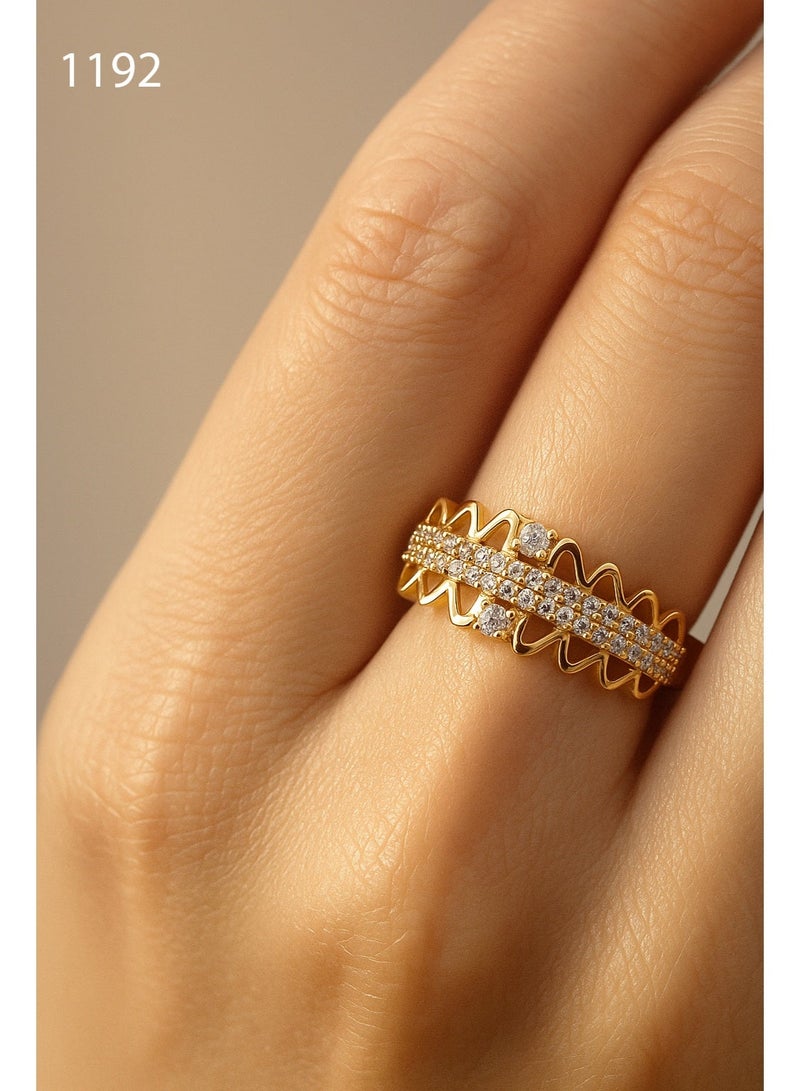 ثري دايموندز خاتم نسائي مطلي بالذهب عيار 18 قيراط - صفوف زركون مزدوجة بتصميم حافة دانتيل أنيق، لمسة نهائية ذهبية ملكية، إصدار محدود - Image 1