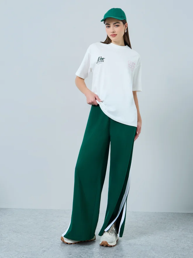 ستايلي طقم متناسق من تيشرت واسع وبنطال جوغر بأرجل واسعة - أبيض