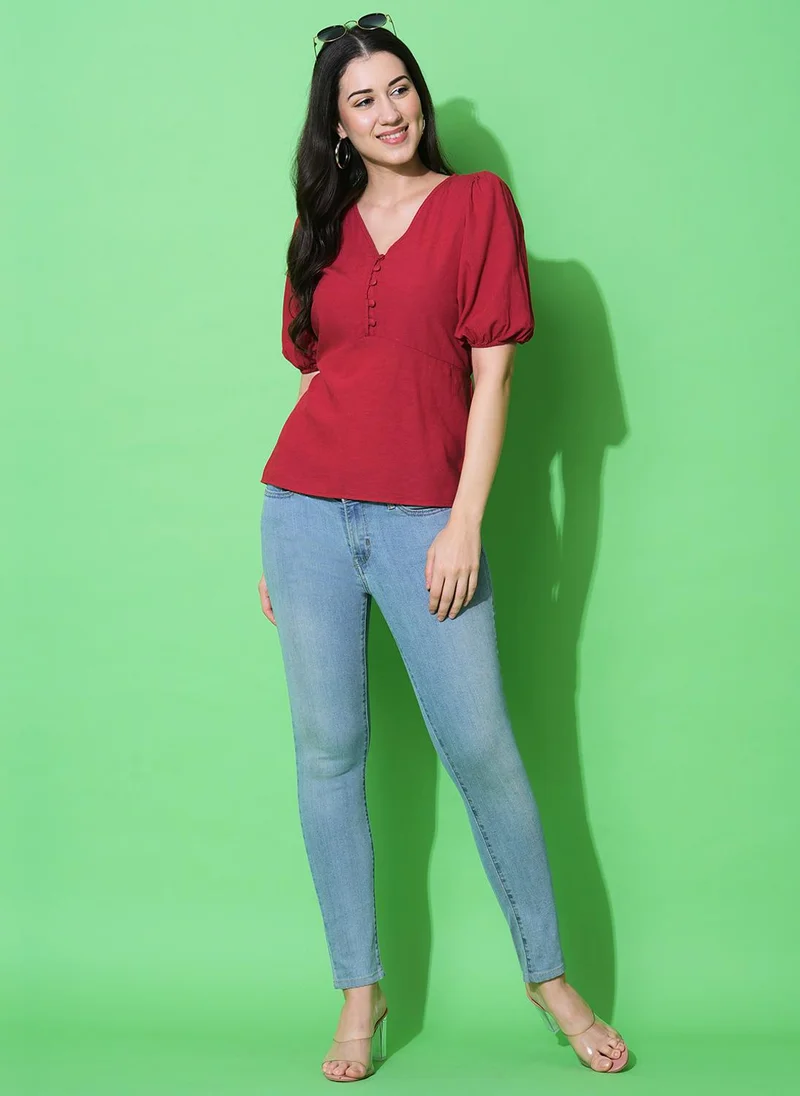 جلو باص بلوزة نسائية برقبة على شكل  وأكمام منفوخة بلون سادة للعمل