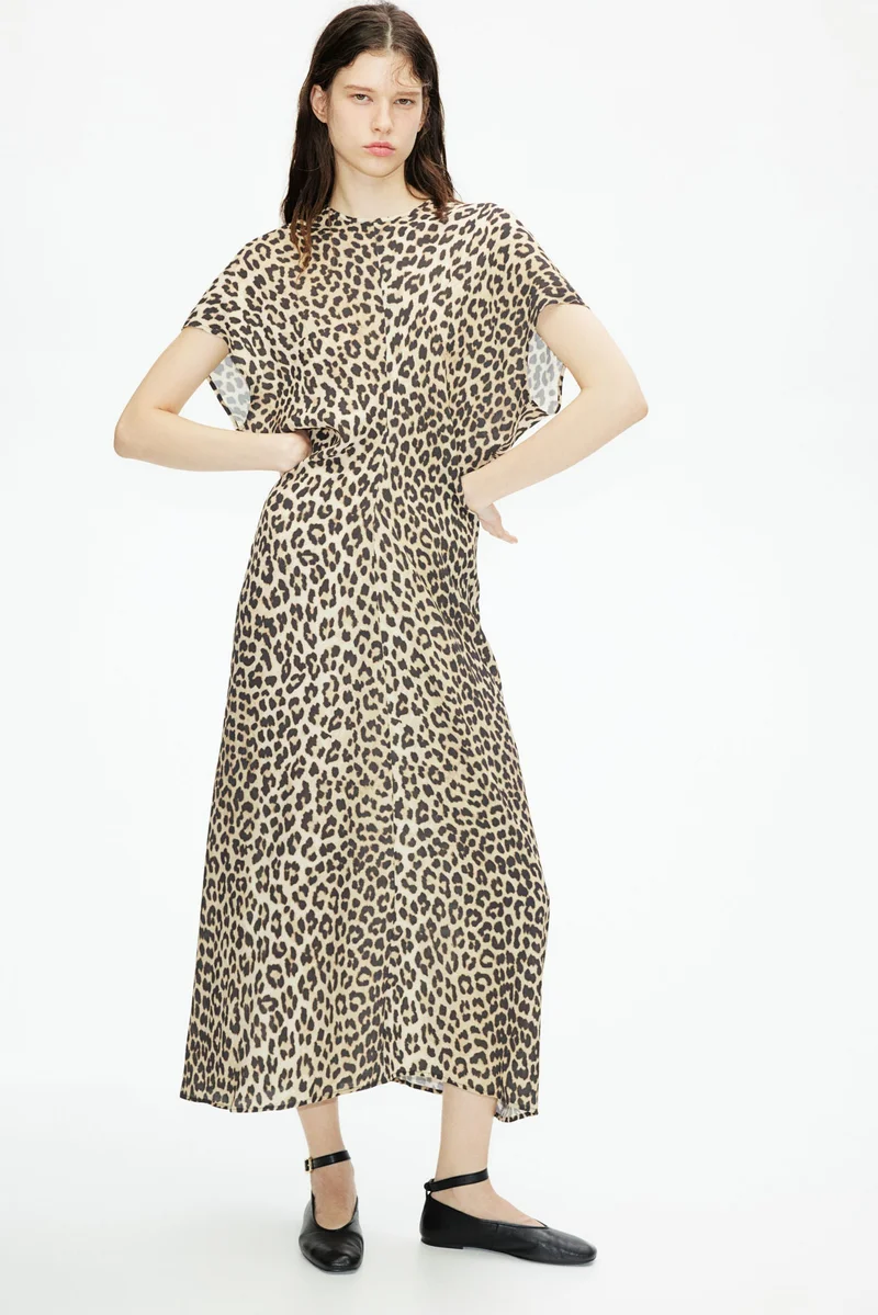 اتش اند ام فستان بتصميم متدرج في الصيق عند الخصر