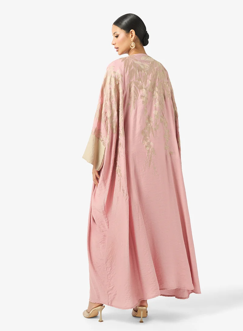 هيا كلوزيت عباية بتفاصيل أكمام متباينة