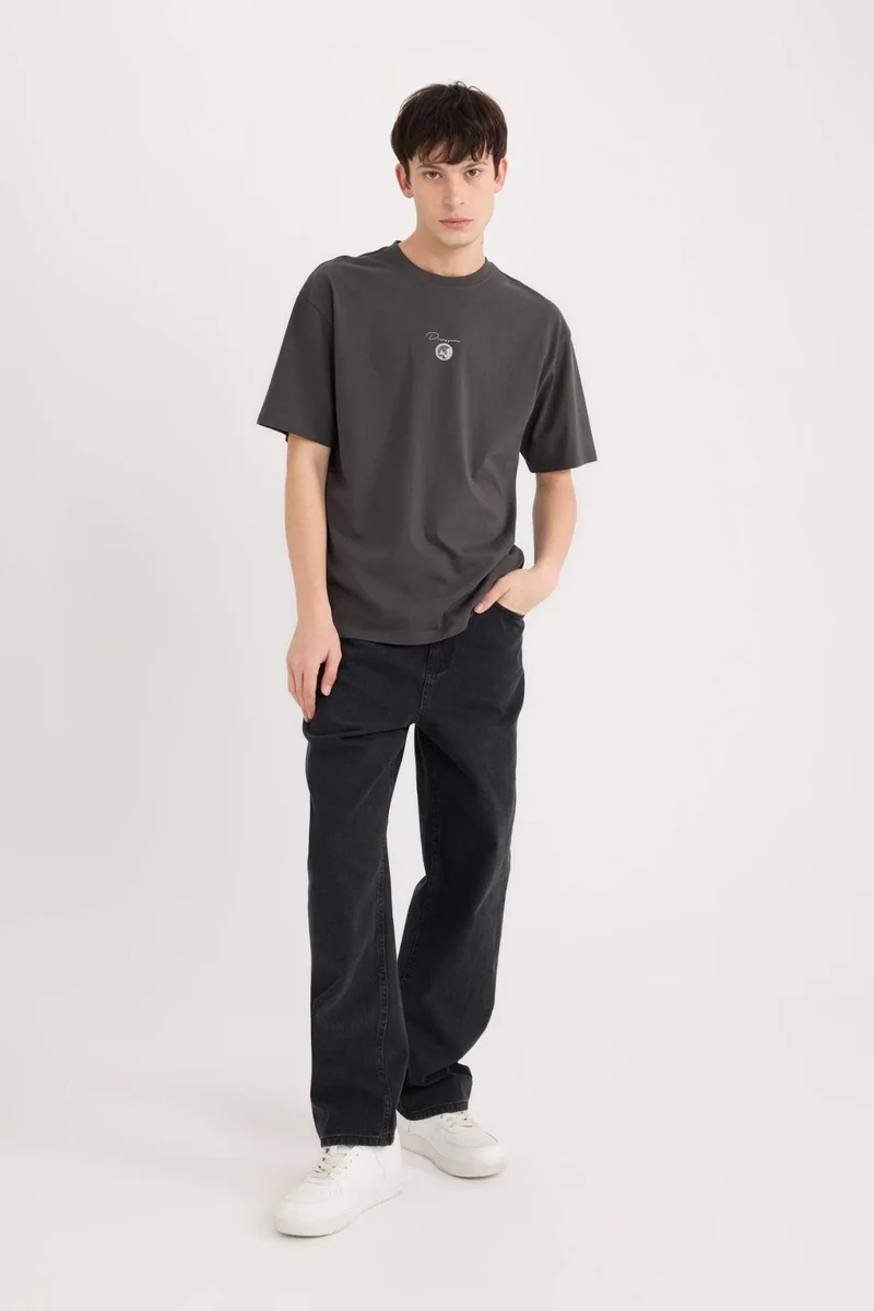 ديفاكتو Boxy Fit Crew Neck Printed Short Sleeve T-Shirt