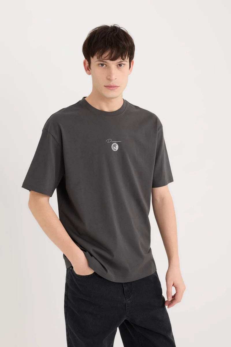 ديفاكتو Boxy Fit Crew Neck Printed Short Sleeve T-Shirt