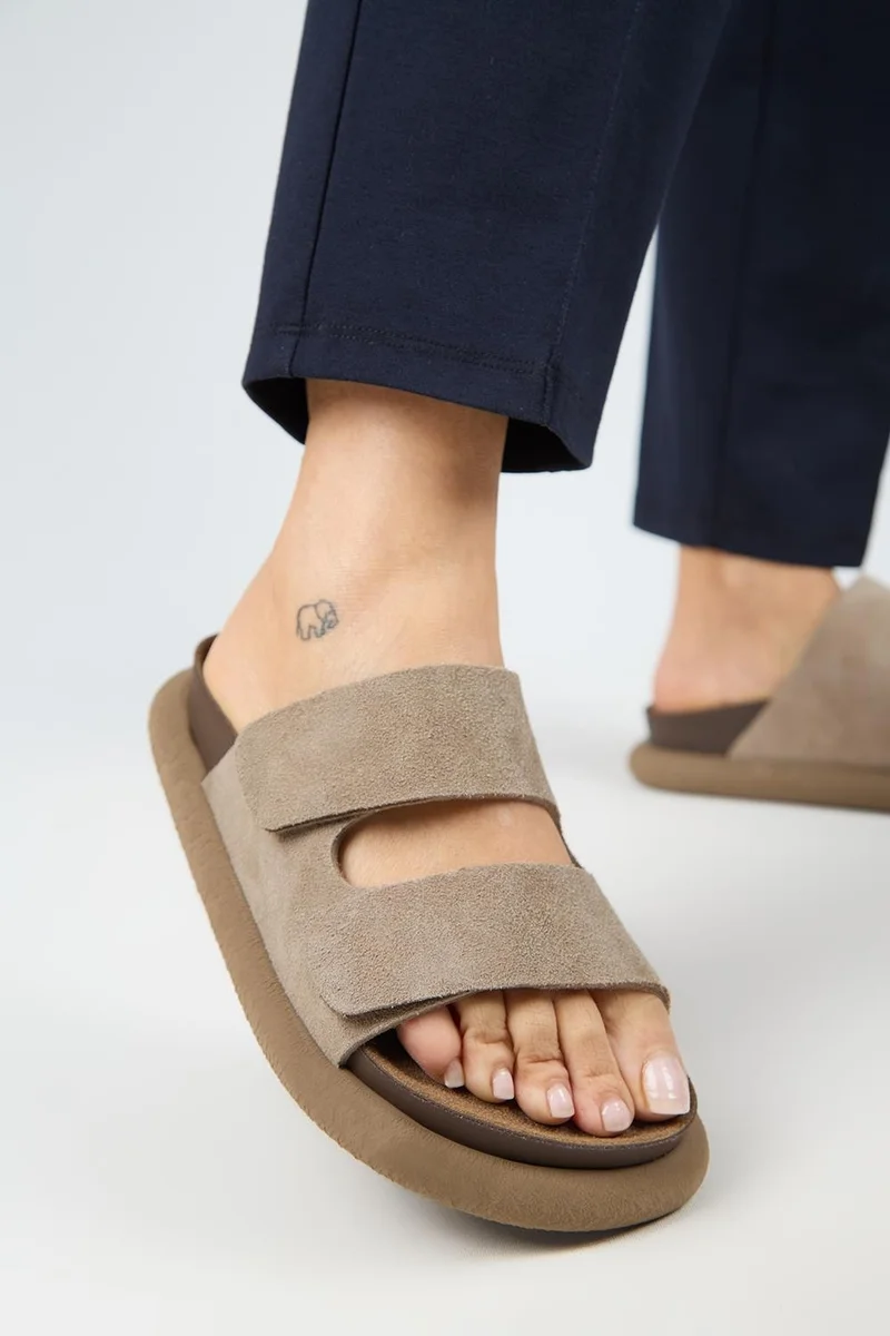 مانجيرو شباشب مانيجيرو ليلو النسائية من الجلد الطبيعي مع شريط لاصق مزدوج من فرو المنك