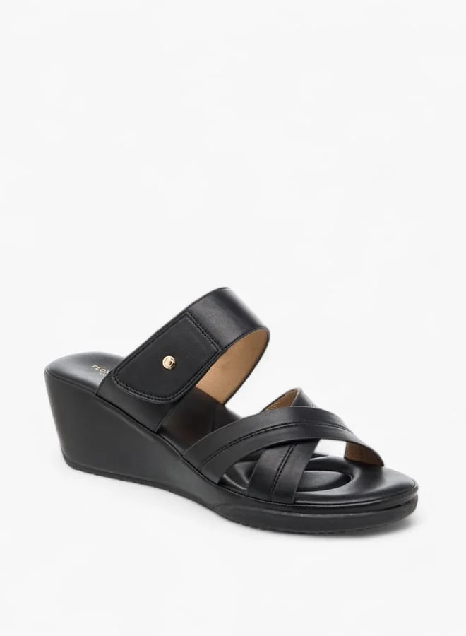 فلورا بيلا من شو إكسبرس صنادل نسائية بنعل ويدج بطبعة شعار الماركة سهلة الارتداء