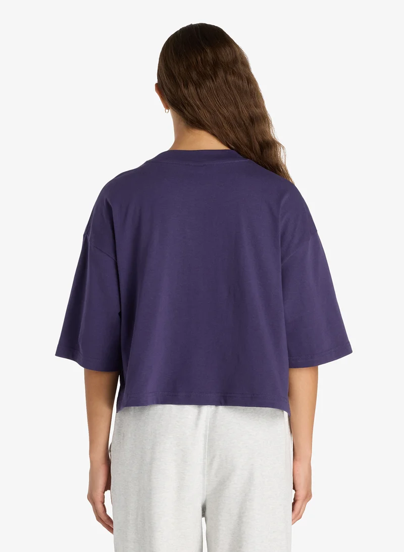 نيو بالانس Athletics Premium Chest Logo Cropped T-Shirt