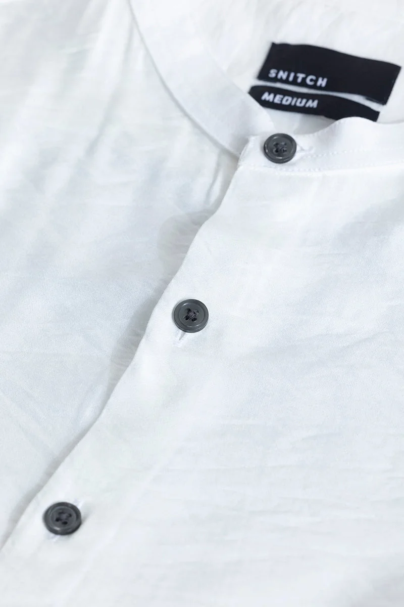SNITCH قميص كالستا أبيض ماندرين