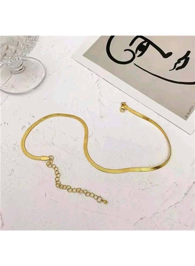 Vbranda A sleek and elegant necklace with a minimalist design - Image 4