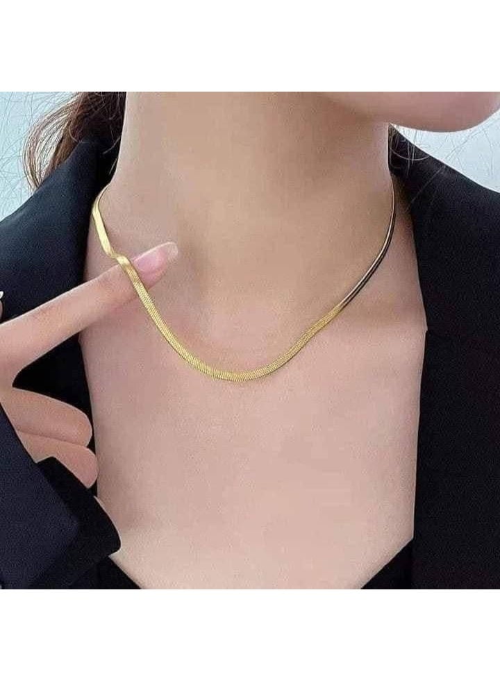 Vbranda A sleek and elegant necklace with a minimalist design - Image 3