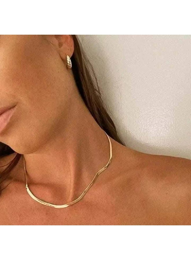 Vbranda A sleek and elegant necklace with a minimalist design - Image 5