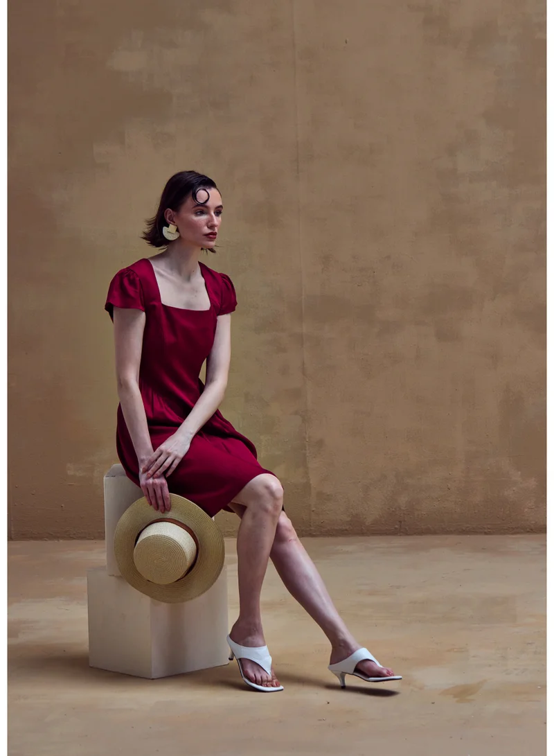 أشيتا فرنانديز Square Neck Cap Sleeve Short Dress – Crimson Red