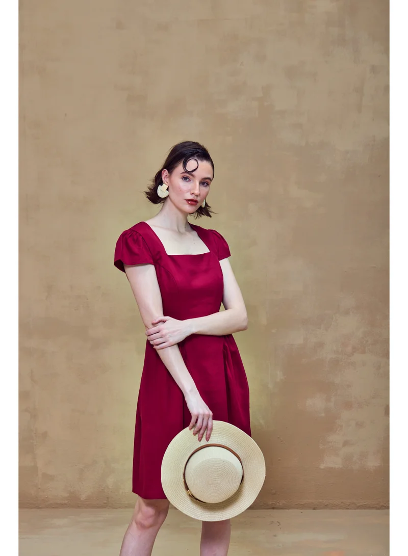 أشيتا فرنانديز Square Neck Cap Sleeve Short Dress – Crimson Red