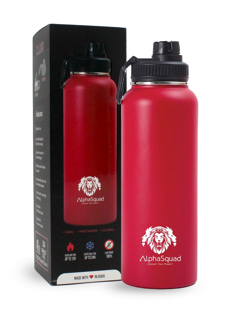 ألفاسكواد قارورة ALPHASQUAD المعزولة بالفراغ سعة 40 أونصة / 1200 مل، زجاجة مياه رياضية مزدوجة الجدار من الفولاذ المقاوم للصدأ من سلسلة Thermolab مع غطاء من القش، وغطائين متضمنين، ترمس ساخن وبارد، زجاجة رياضية (أحمر) - Image 2