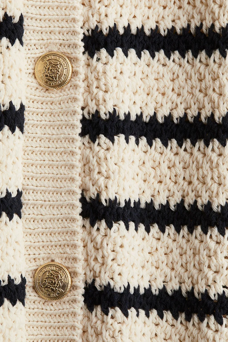 اتش اند ام فيست بتصميم كنزة بأزرار أمامية