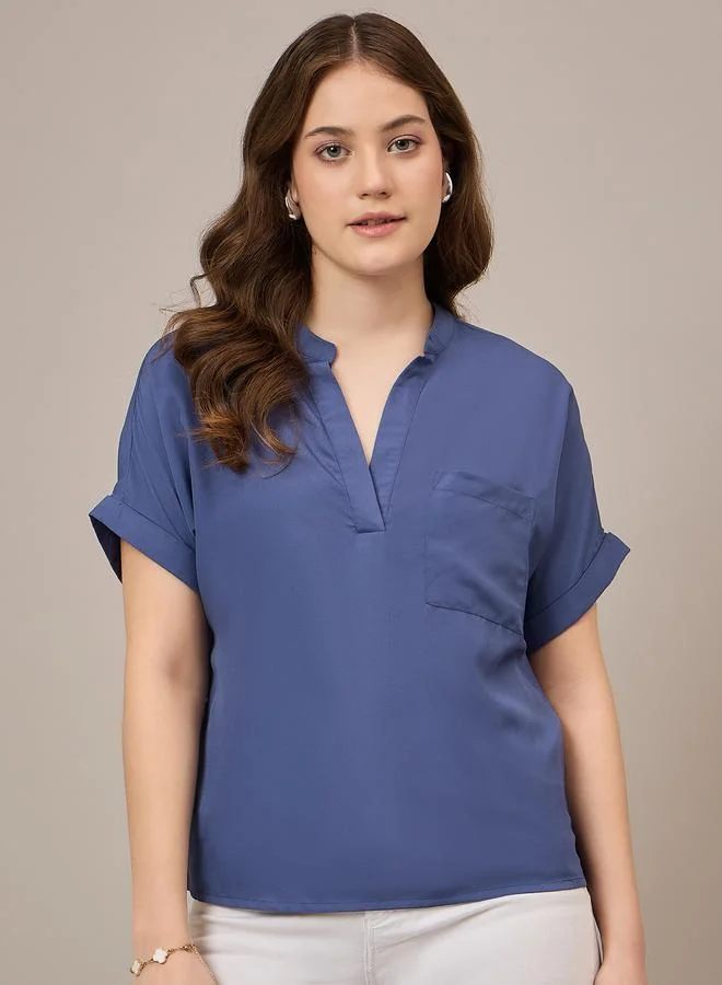 كواري بلوزة زرقاء بقصة عادية وجيب رقعة