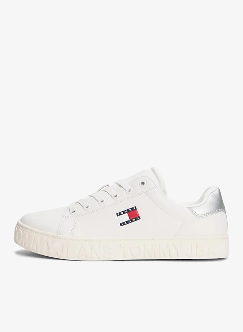 تومي جينز سنيكرز لوجو سول سفلي