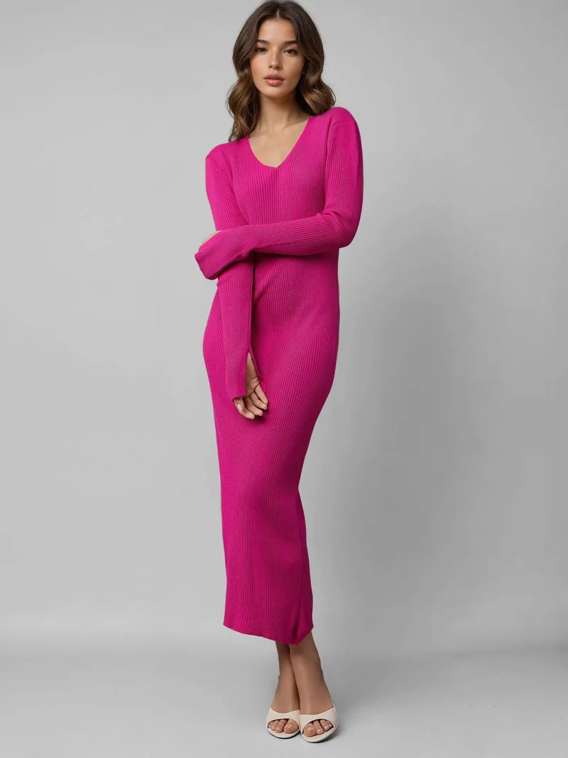 موضتي فستان ماكسي محبوك بياقة على شكل حرف  ونقشة بارزة مع فتحة جانبية