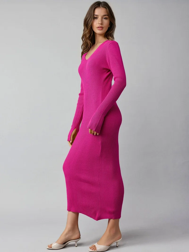 موضتي فستان ماكسي محبوك بياقة على شكل حرف  ونقشة بارزة مع فتحة جانبية