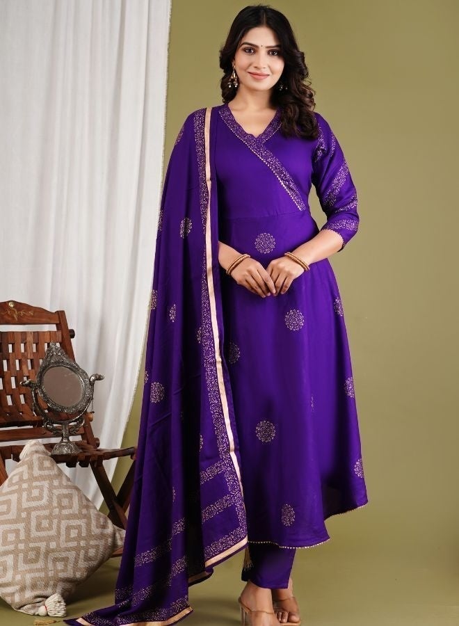 عشق بهيساب طقم أناركالي نسائي من قماش الرايون الناعم بلون بنفسجي داكن - تونيك أنيق بياقة على شكل حرف V بنمط أنغراخا مطبوع برقائق معدنية مع بنطال مستقيم وشال متناسق - طقم مكون من 3 قطع مناسب للمناسبات الاحتفالية والحفلات وحفلات الزفاف - Image 1