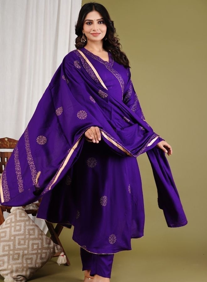 عشق بهيساب طقم أناركالي نسائي من قماش الرايون الناعم بلون بنفسجي داكن - تونيك أنيق بياقة على شكل حرف V بنمط أنغراخا مطبوع برقائق معدنية مع بنطال مستقيم وشال متناسق - طقم مكون من 3 قطع مناسب للمناسبات الاحتفالية والحفلات وحفلات الزفاف - Image 5