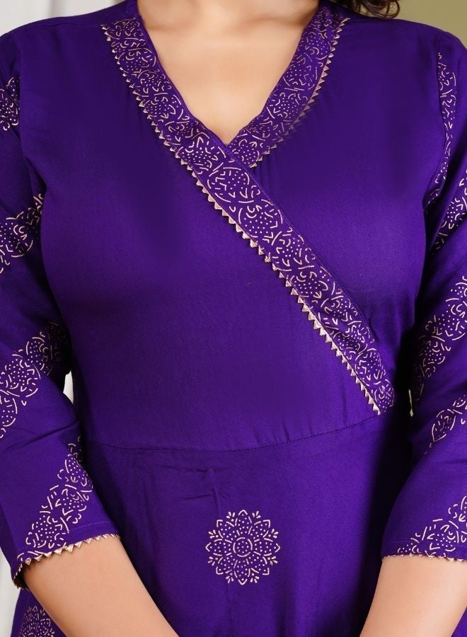 عشق بهيساب طقم أناركالي نسائي من قماش الرايون الناعم بلون بنفسجي داكن - تونيك أنيق بياقة على شكل حرف V بنمط أنغراخا مطبوع برقائق معدنية مع بنطال مستقيم وشال متناسق - طقم مكون من 3 قطع مناسب للمناسبات الاحتفالية والحفلات وحفلات الزفاف - Image 3