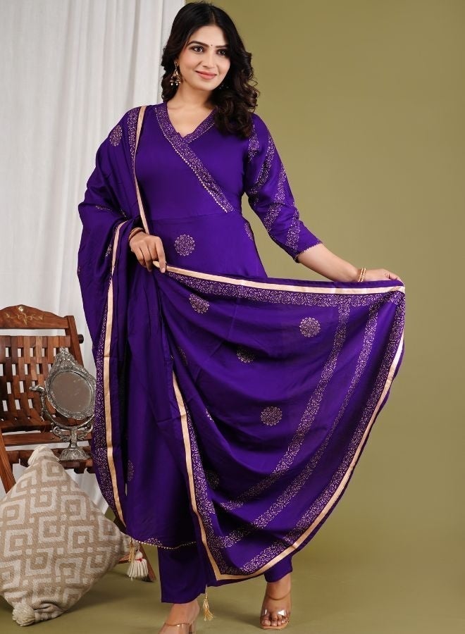 عشق بهيساب طقم أناركالي نسائي من قماش الرايون الناعم بلون بنفسجي داكن - تونيك أنيق بياقة على شكل حرف V بنمط أنغراخا مطبوع برقائق معدنية مع بنطال مستقيم وشال متناسق - طقم مكون من 3 قطع مناسب للمناسبات الاحتفالية والحفلات وحفلات الزفاف - Image 2