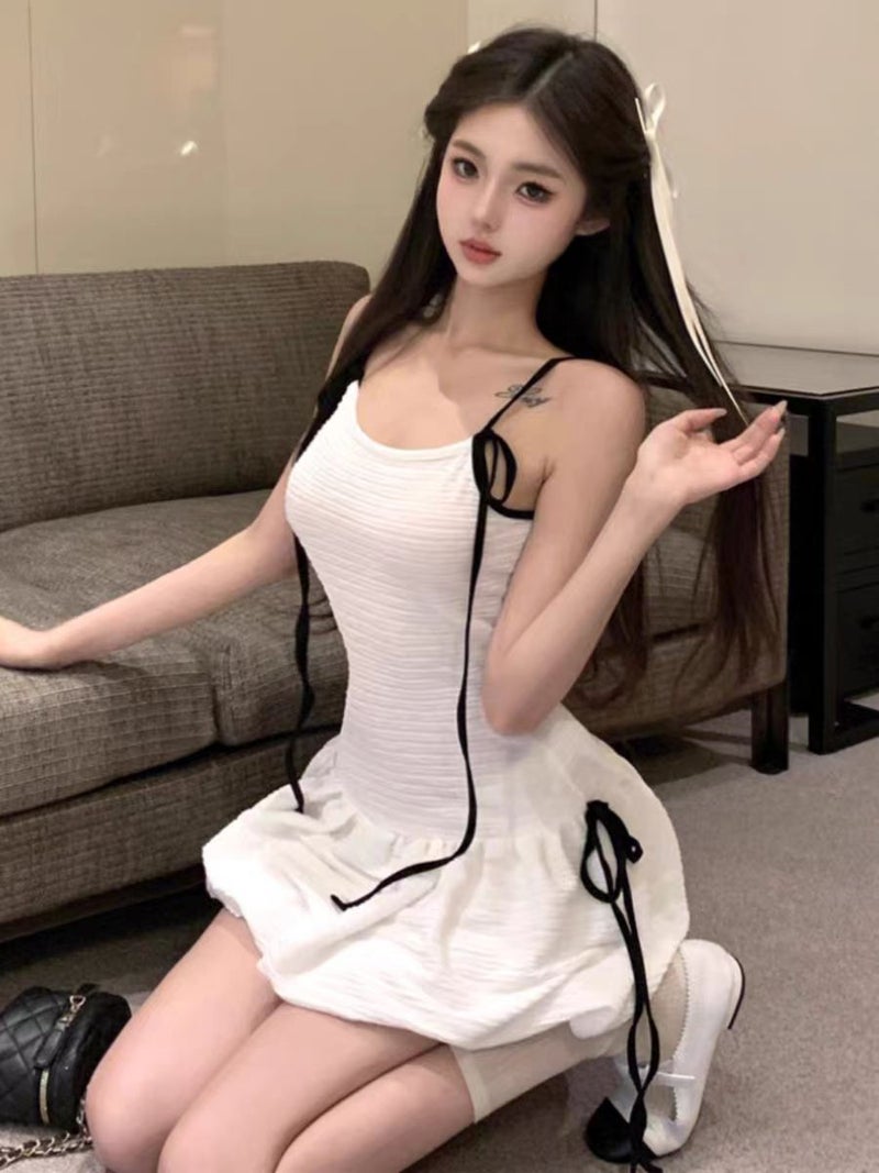 فستان معلق برباط أبيض حلو وحار للنساء بدون ظهر لقضاء العطلات، قطعة واحدة من ملابس السباحة - Image 1