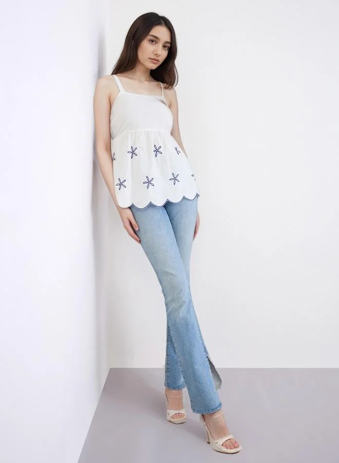 ستايلي بلوزة كامي بلا أكمام مع تفاصيل مُطرّزة