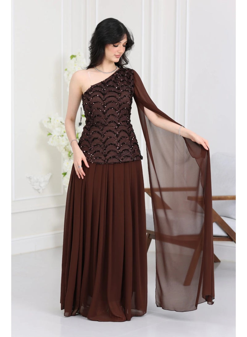 المصمم الحديث فستان فخم سواريه أنيق هذا الفستان الأنيق مصمم بأسلوب الكتف الواحد من براند المصمم الحديث - Image 2