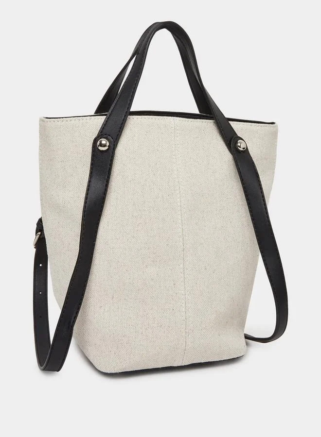 ستايلي شنطة توتي بتفاصيل بارزة الملمس مع حمالة قابلة للتعديل