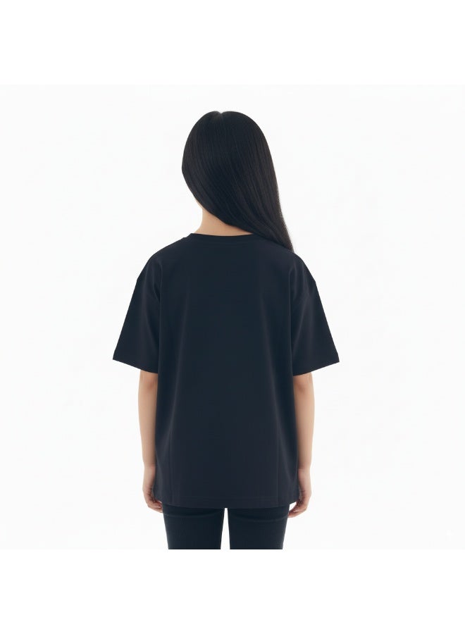 جوانا تي شيرت فتيات برقبة دائرية وأكمام قصيرة بطبعة "كوني مجرد عناق" - أسود - 12 سنة - Image 3