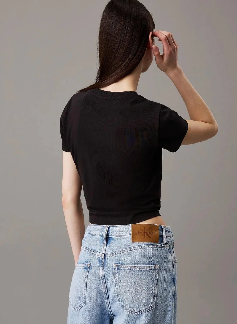 كالفن كلاين جينز تيشرت من القطن مزين بشارة