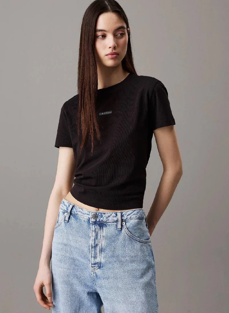 كالفن كلاين جينز تيشرت من القطن مزين بشارة