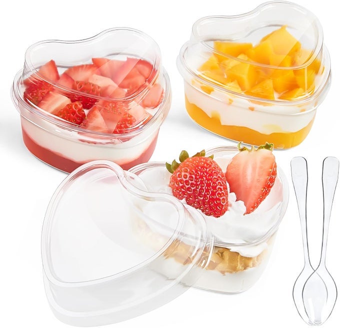 50 PACK 5 OZ HEART SHAPED DESSERT CUPS WITH LIDS AND SPOONS MINI DESSERT SHOOTER CUPS CUTE PLASTIC PARFAIT CUPS FOR PARTY SERVING CHEESECAKE MOUSSE PUDDING