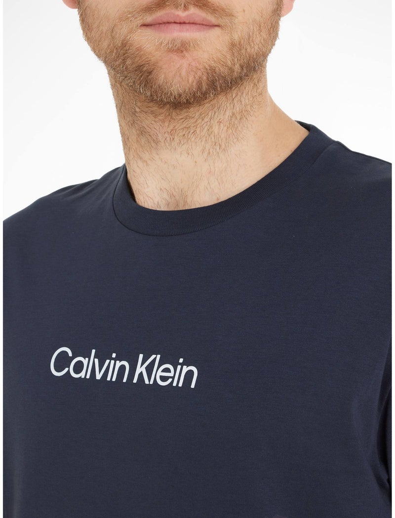 كالفن كلاين تيشيرت مزين بالشعار من القطن - Image 4