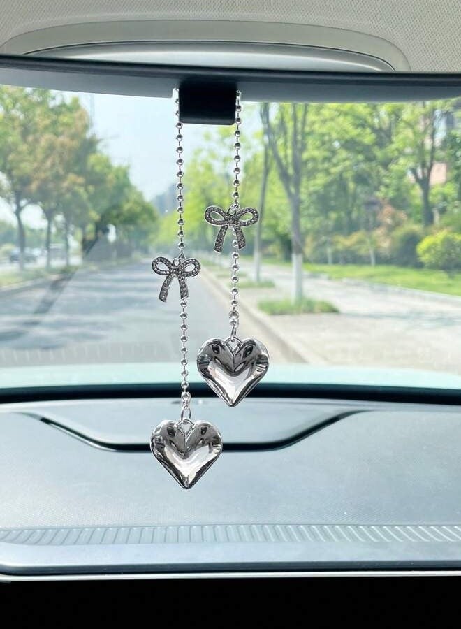 تعليقة سيارة كريستال على شكل قلوب مزينة بعقد على شكل فيونكة بتصميم أنيق تضيف لمسة فاخرة لديكور السيارة الداخلي - Image 3