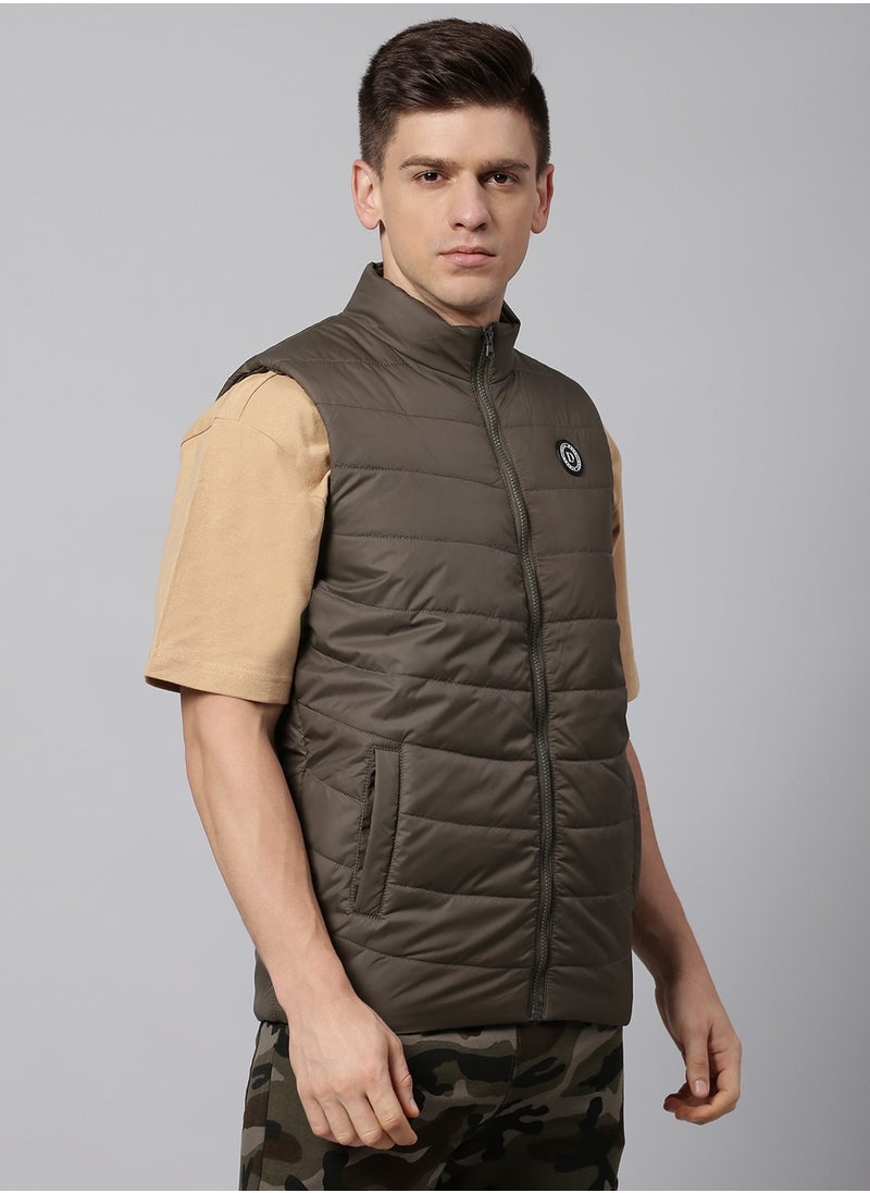 Dennis Lingo سترة Dennis Lingo الرجالية ذات المقاس العادي من Olive Puffer Gillet  - Image 5