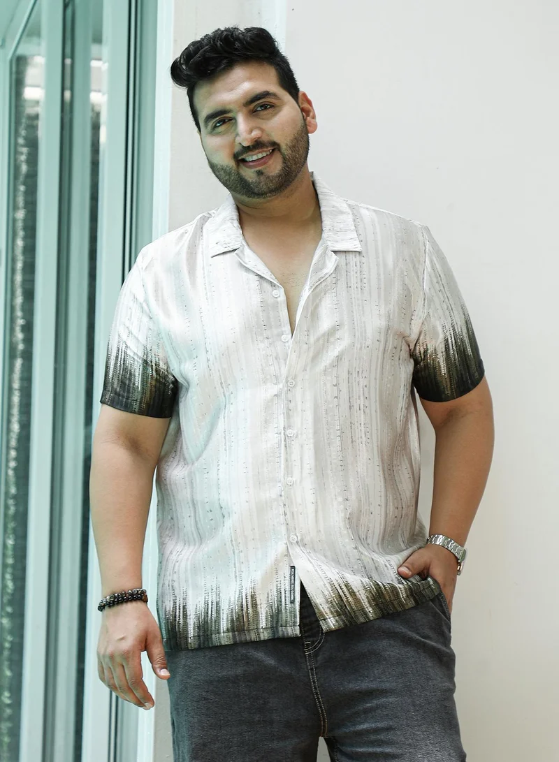 انستافاب بلس قميص رجالي Instafab Plus مقاس بلس أبيض عاجي وزيتوني بخطوط ترابية بياقة كوبانية وأكمام قصيرة عادية للاستخدام اليومي