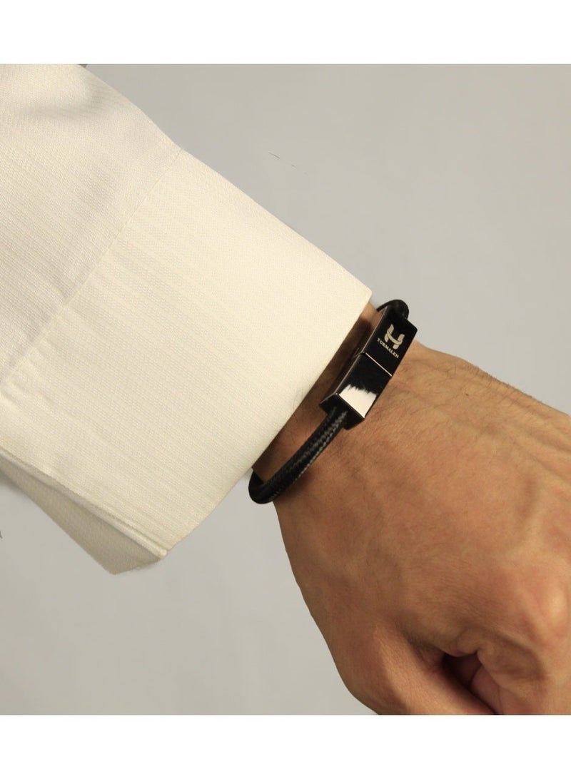 Black charging band with built-in Apple MFi-certified Lightning cable – Stylish fabric design with a metal magnetic clasp – Fast charging and data transfer - Image 4