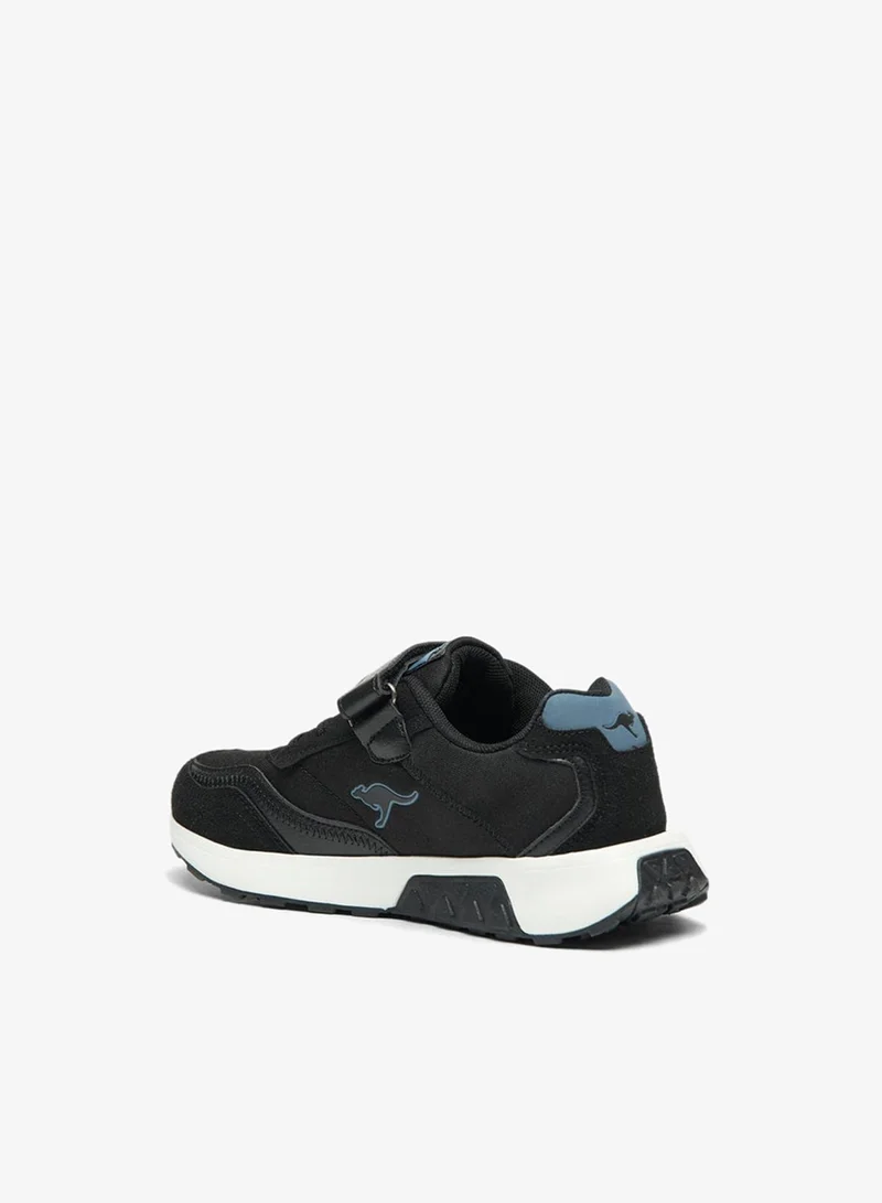 كانغاروس حذاء رياضي للأولاد بشعار محفور وإغلاق بشريط لاصق