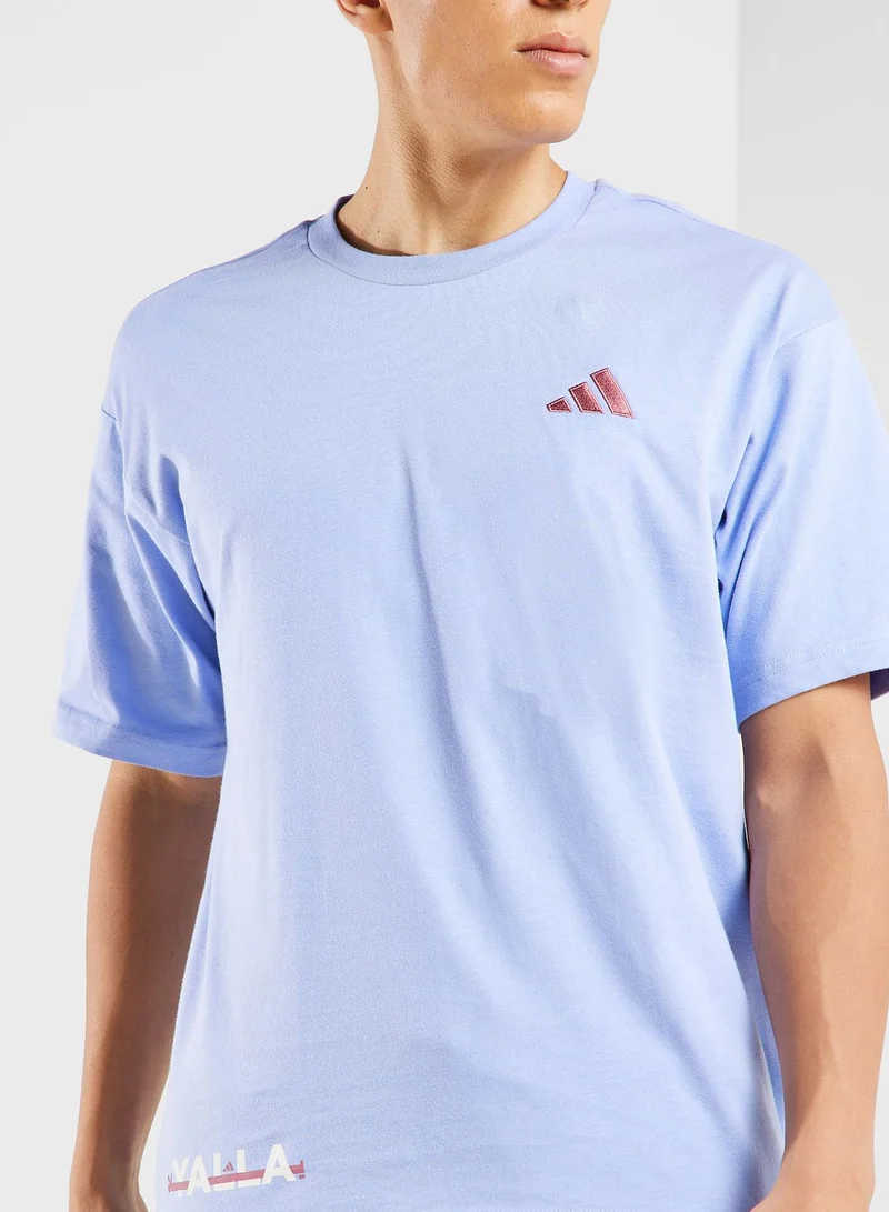 adidas تيشيرت بطبعة كلمة "Yalla"